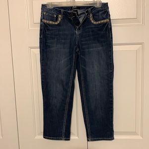 Earl jeans size 6 cropped jeans. Embroidered pockets. Great condition.